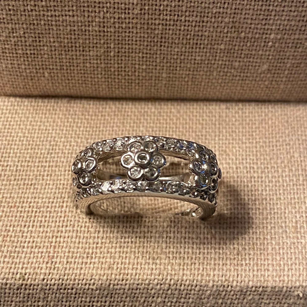 Double Band Ring with Three Flowers.